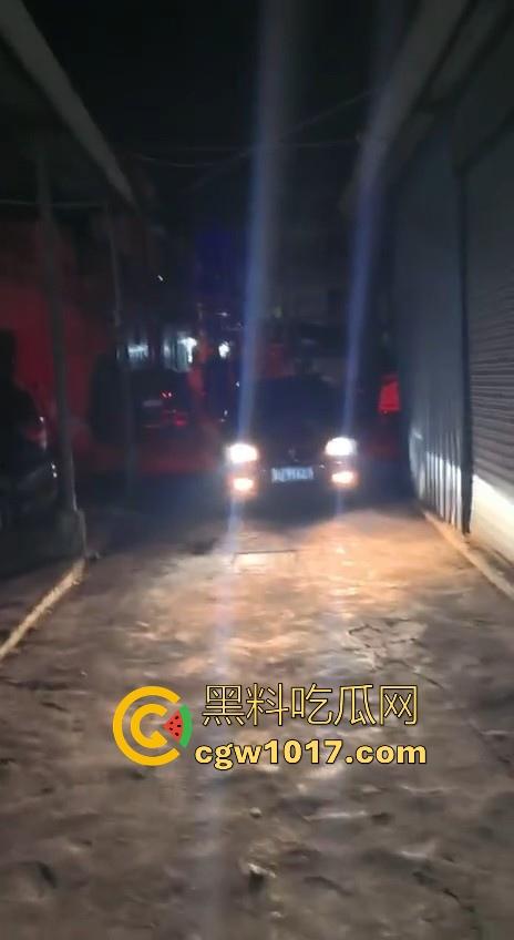 广东省潮州饶平捉奸现场！深夜操完送别人的老婆回家被逮，绿帽老公在车外拿手电一直拍，骚逼还好意思捂脸！  第4张