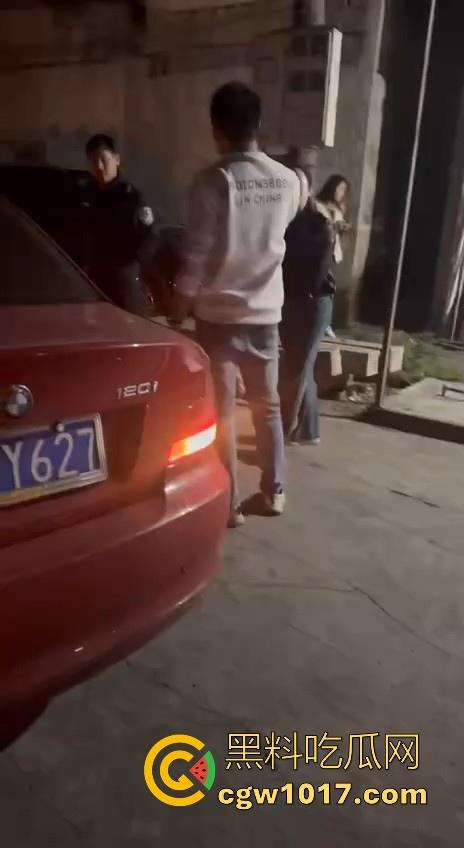 广东省潮州饶平捉奸现场！深夜操完送别人的老婆回家被逮，绿帽老公在车外拿手电一直拍，骚逼还好意思捂脸！  第8张