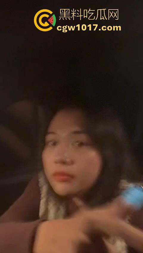 广东省潮州饶平捉奸现场！深夜操完送别人的老婆回家被逮，绿帽老公在车外拿手电一直拍，骚逼还好意思捂脸！  第11张