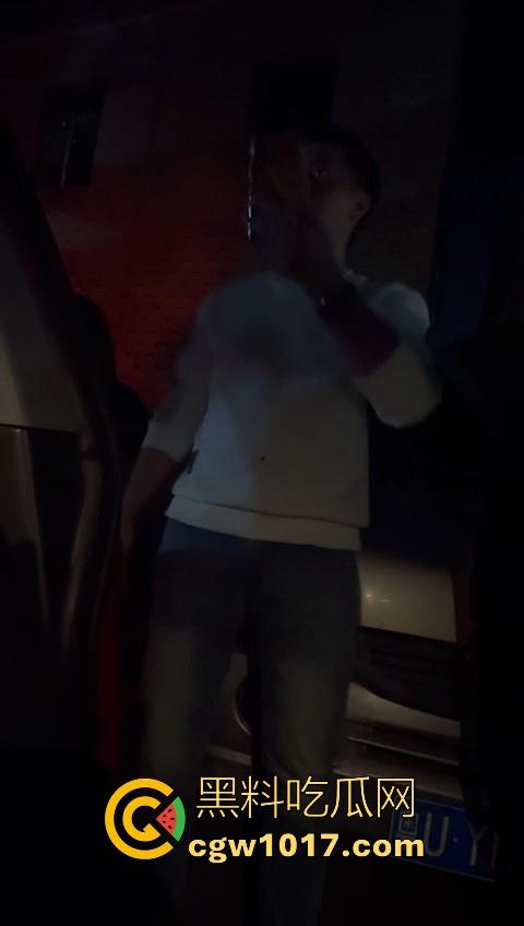 广东省潮州饶平捉奸现场！深夜操完送别人的老婆回家被逮，绿帽老公在车外拿手电一直拍，骚逼还好意思捂脸！  第12张