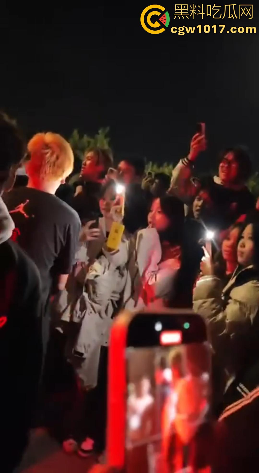 广西桂林C罗事件完整版 精神小伙为爱冲锋 与情敌约群架1v4 只为争夺交配权 现场视频流出! 第1张 广西桂林C罗事件完整版 精神小伙为爱冲锋 与情敌约群架1v4 只为争夺交配权 现场视频流出! 第1张