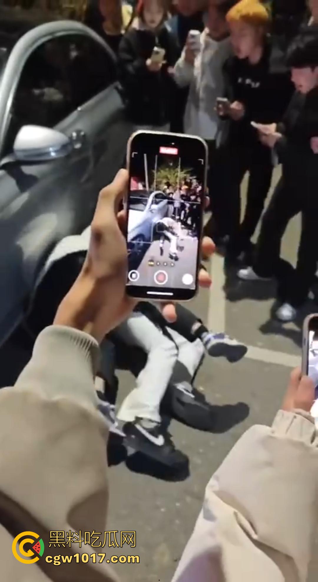 广西桂林C罗事件完整版 精神小伙为爱冲锋 与情敌约群架1v4 只为争夺交配权 现场视频流出! 第2张 广西桂林C罗事件完整版 精神小伙为爱冲锋 与情敌约群架1v4 只为争夺交配权 现场视频流出! 第2张