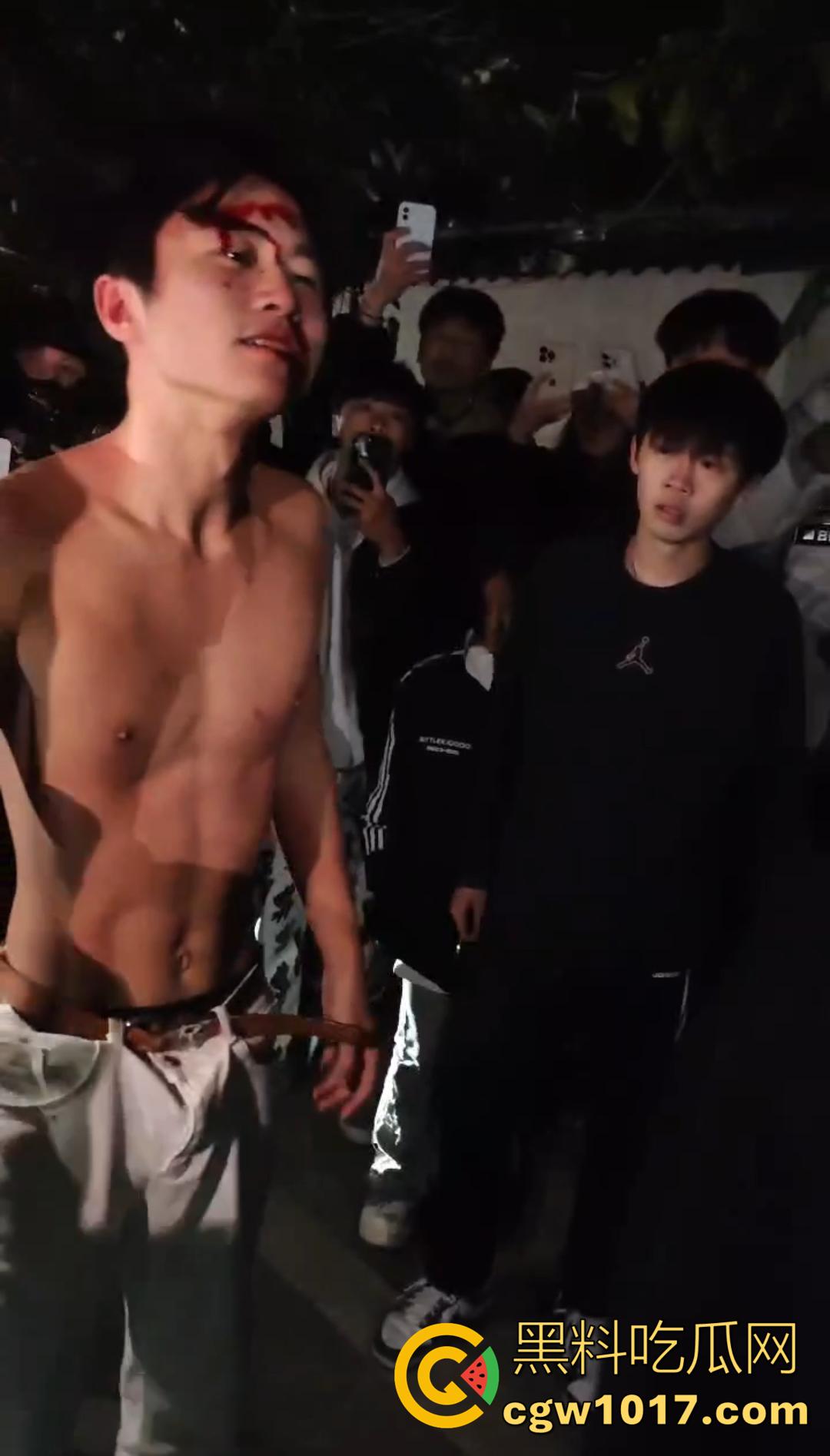 广西桂林C罗事件完整版 精神小伙为爱冲锋 与情敌约群架1v4 只为争夺交配权 现场视频流出! 第4张 广西桂林C罗事件完整版 精神小伙为爱冲锋 与情敌约群架1v4 只为争夺交配权 现场视频流出! 第4张