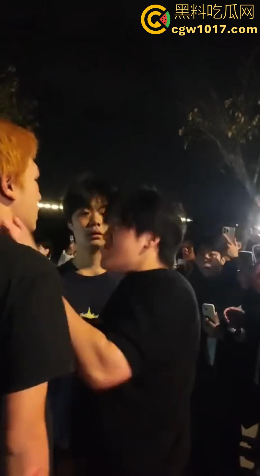 广西桂林C罗事件完整版 精神小伙为爱冲锋 与情敌约群架1v4 只为争夺交配权 现场视频流出! 第6张 广西桂林C罗事件完整版 精神小伙为爱冲锋 与情敌约群架1v4 只为争夺交配权 现场视频流出! 第6张