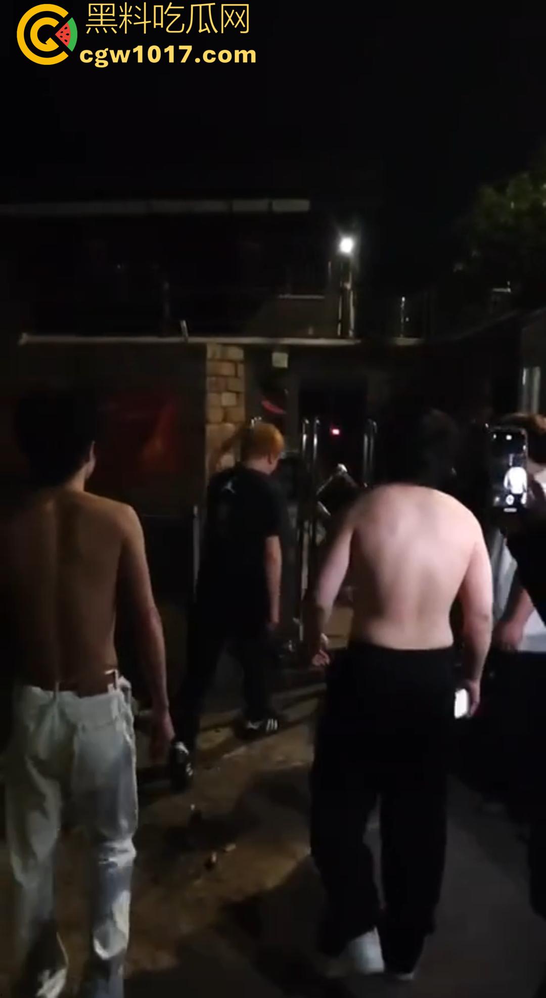 广西桂林C罗事件完整版 精神小伙为爱冲锋 与情敌约群架1v4 只为争夺交配权 现场视频流出! 第8张 广西桂林C罗事件完整版 精神小伙为爱冲锋 与情敌约群架1v4 只为争夺交配权 现场视频流出! 第8张