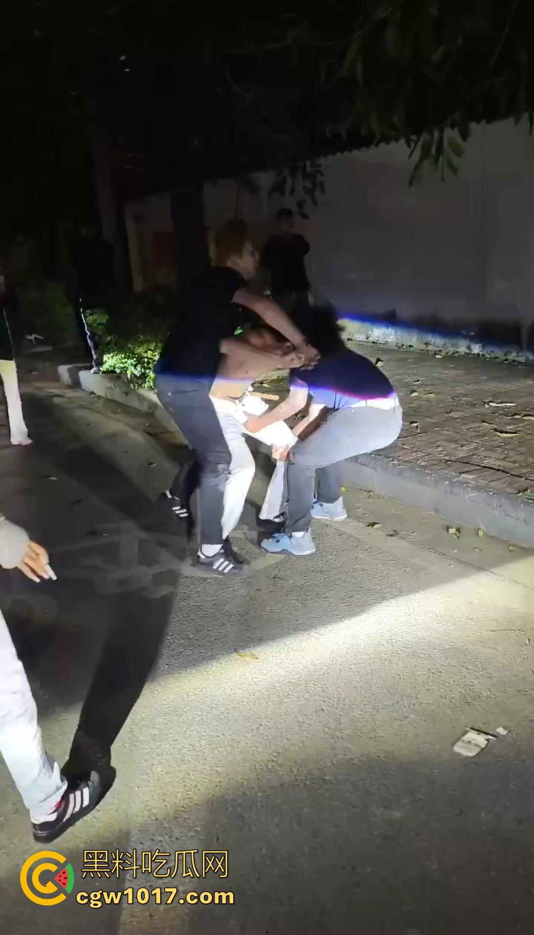 广西桂林C罗事件完整版 精神小伙为爱冲锋 与情敌约群架1v4 只为争夺交配权 现场视频流出! 第3张 广西桂林C罗事件完整版 精神小伙为爱冲锋 与情敌约群架1v4 只为争夺交配权 现场视频流出! 第3张