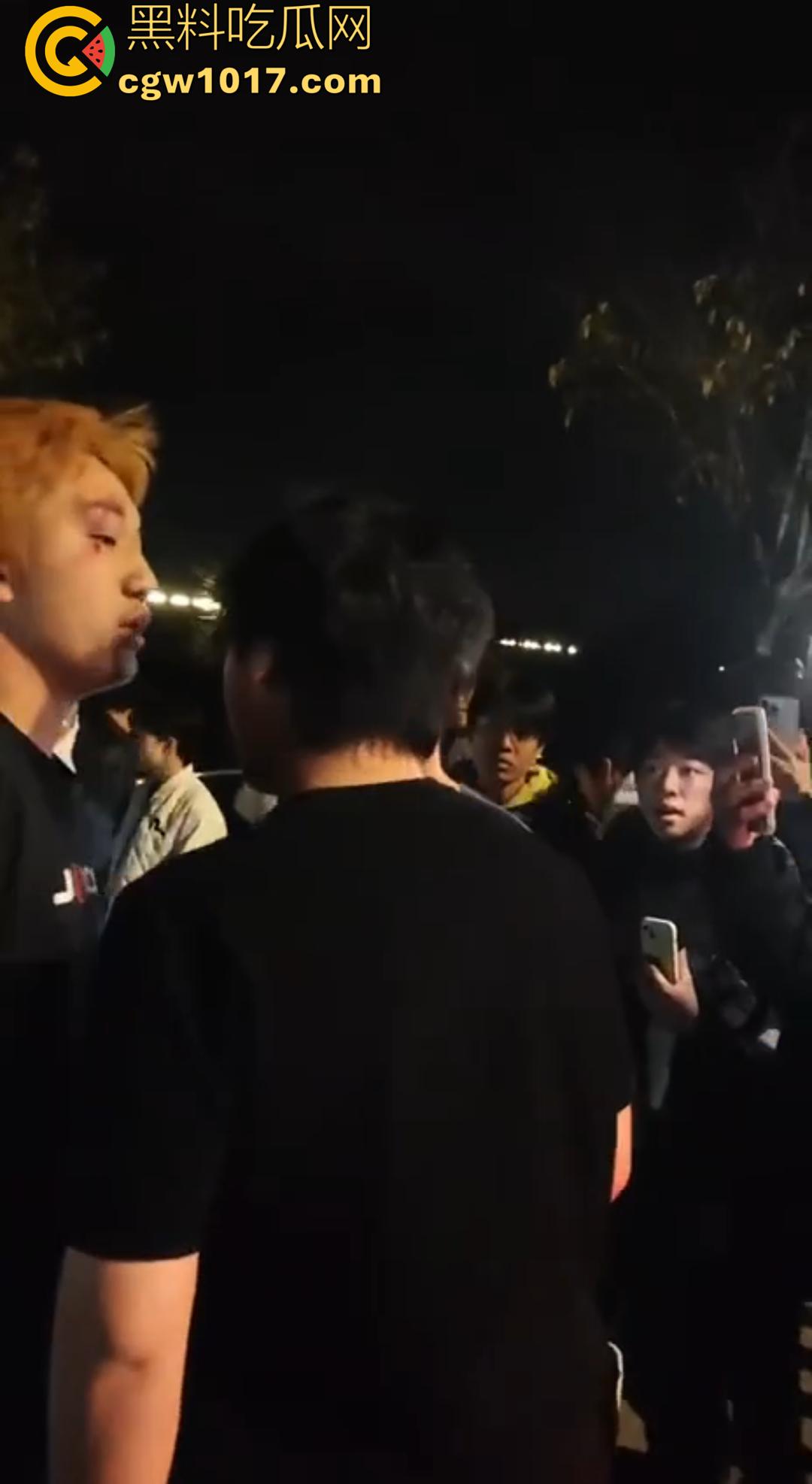 广西桂林C罗事件完整版 精神小伙为爱冲锋 与情敌约群架1v4 只为争夺交配权 现场视频流出! 第5张 广西桂林C罗事件完整版 精神小伙为爱冲锋 与情敌约群架1v4 只为争夺交配权 现场视频流出! 第5张