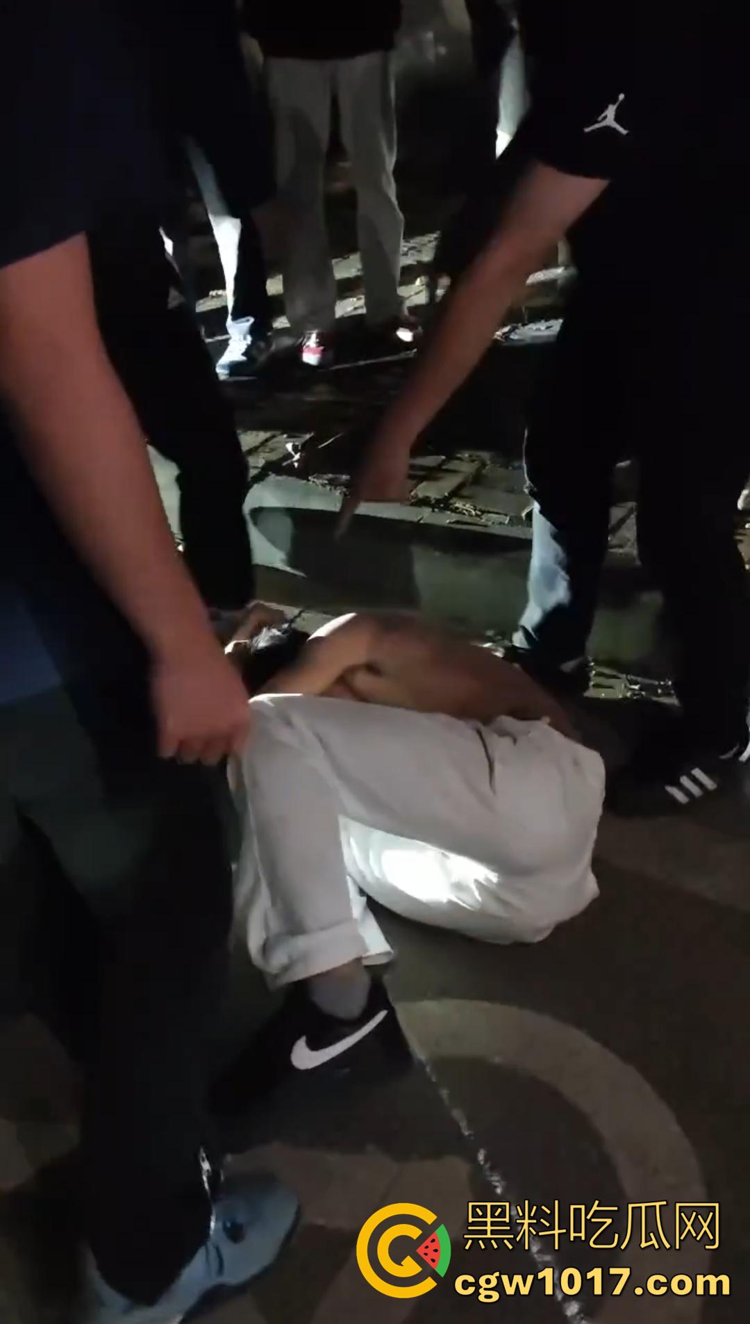 广西桂林C罗事件完整版 精神小伙为爱冲锋 与情敌约群架1v4 只为争夺交配权 现场视频流出! 第7张 广西桂林C罗事件完整版 精神小伙为爱冲锋 与情敌约群架1v4 只为争夺交配权 现场视频流出! 第7张