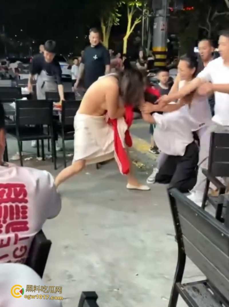 原配小三当街互殴名场面，激烈扭打互相撕扯，衣服扒光露出雪白肉体，彪悍战斗力引得路人围观 ！  第2张