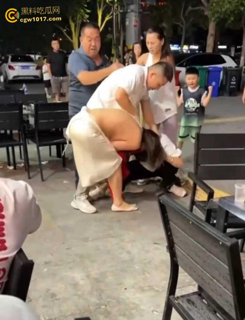 原配小三当街互殴名场面，激烈扭打互相撕扯，衣服扒光露出雪白肉体，彪悍战斗力引得路人围观 ！  第3张