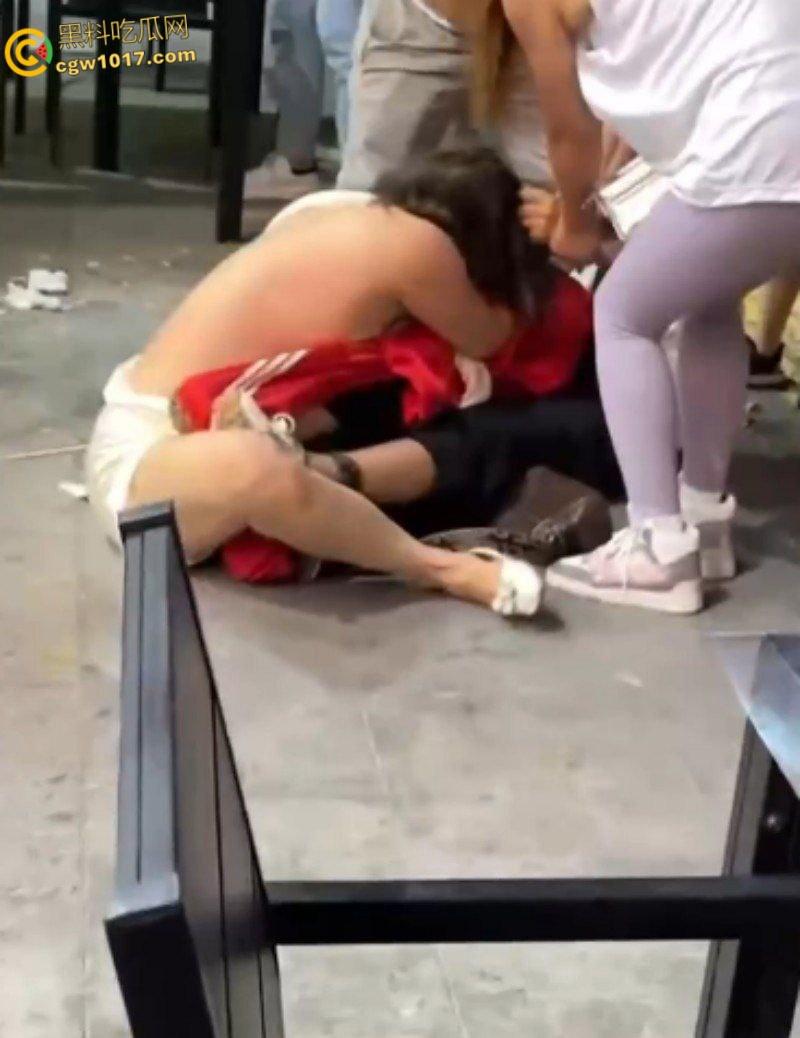 原配小三当街互殴名场面，激烈扭打互相撕扯，衣服扒光露出雪白肉体，彪悍战斗力引得路人围观 ！  第7张