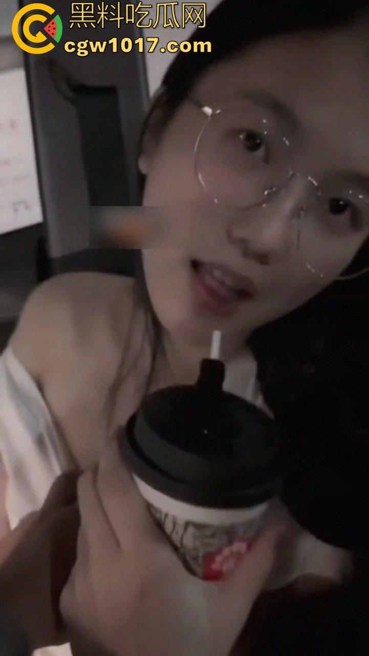 骚货女友在地下停车场坐在副驾驶上直接掰穴发情!撩裙勾魂,男主当场硬到差点停车猛干! 第4张 骚货女友在地下停车场坐在副驾驶上直接掰穴发情!撩裙勾魂,男主当场硬到差点停车猛干! 第4张