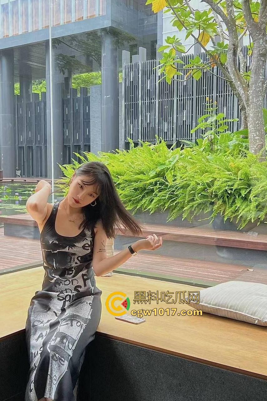 中国美术学院博士【叶露盈】不好好搞学术跑去跪舔院长鸡巴，口交时头发蹭卵蛋，院长爽完甩脸：你以为这样就能毕业？  第2张