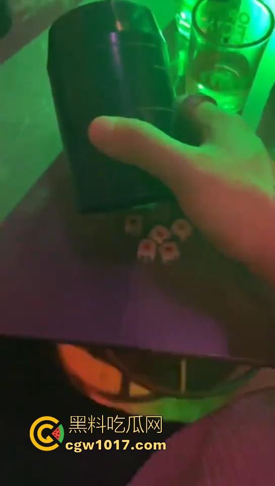 两杯小酒轻松拿下淫荡小骚逼，带回酒店全自动骑乘，跟喝酒前的高冷态度巨大反差，她怎么能这么骚啊！  第3张