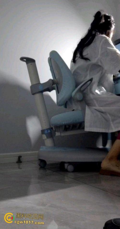 上班上累了去康复科找张姐，把她裤子脱了疯狂后入，小骚货小穴又紧又粉，要不是把我轰出去了，我肯定会肏她第二次 ！  第3张