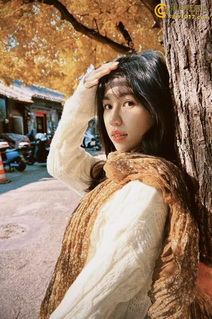 姐姐小产过后性欲望更大了，玩着手机就来脱我裤子，边自慰边给我口交，主动骑乘把我大屌夹的紧紧的，全射在小穴里 ！  第1张