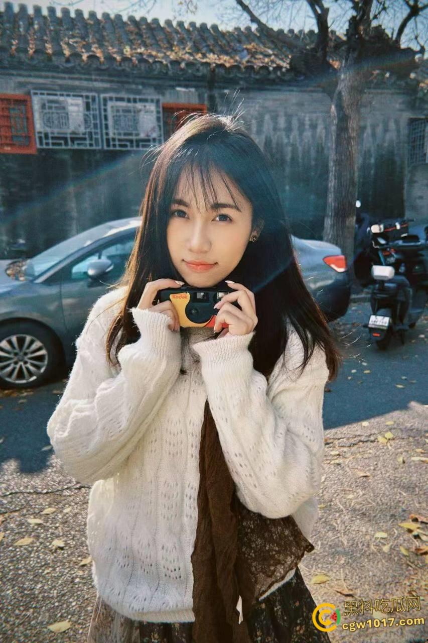 姐姐小产过后性欲望更大了，玩着手机就来脱我裤子，边自慰边给我口交，主动骑乘把我大屌夹的紧紧的，全射在小穴里 ！  第2张