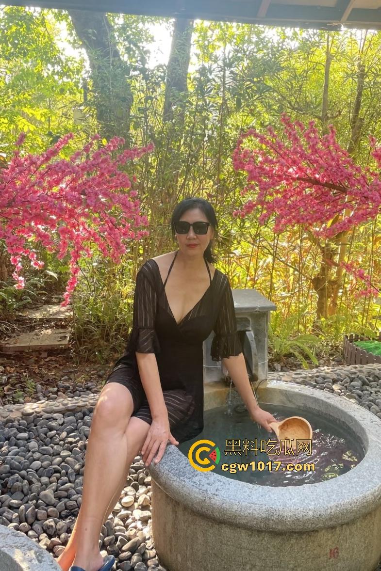 海角大神打游戏输了找老妈泻火，隔壁老爸还在睡觉，这边儿子干得母亲淫叫，老妈B毛太少儿子内射加点激素！  第2张