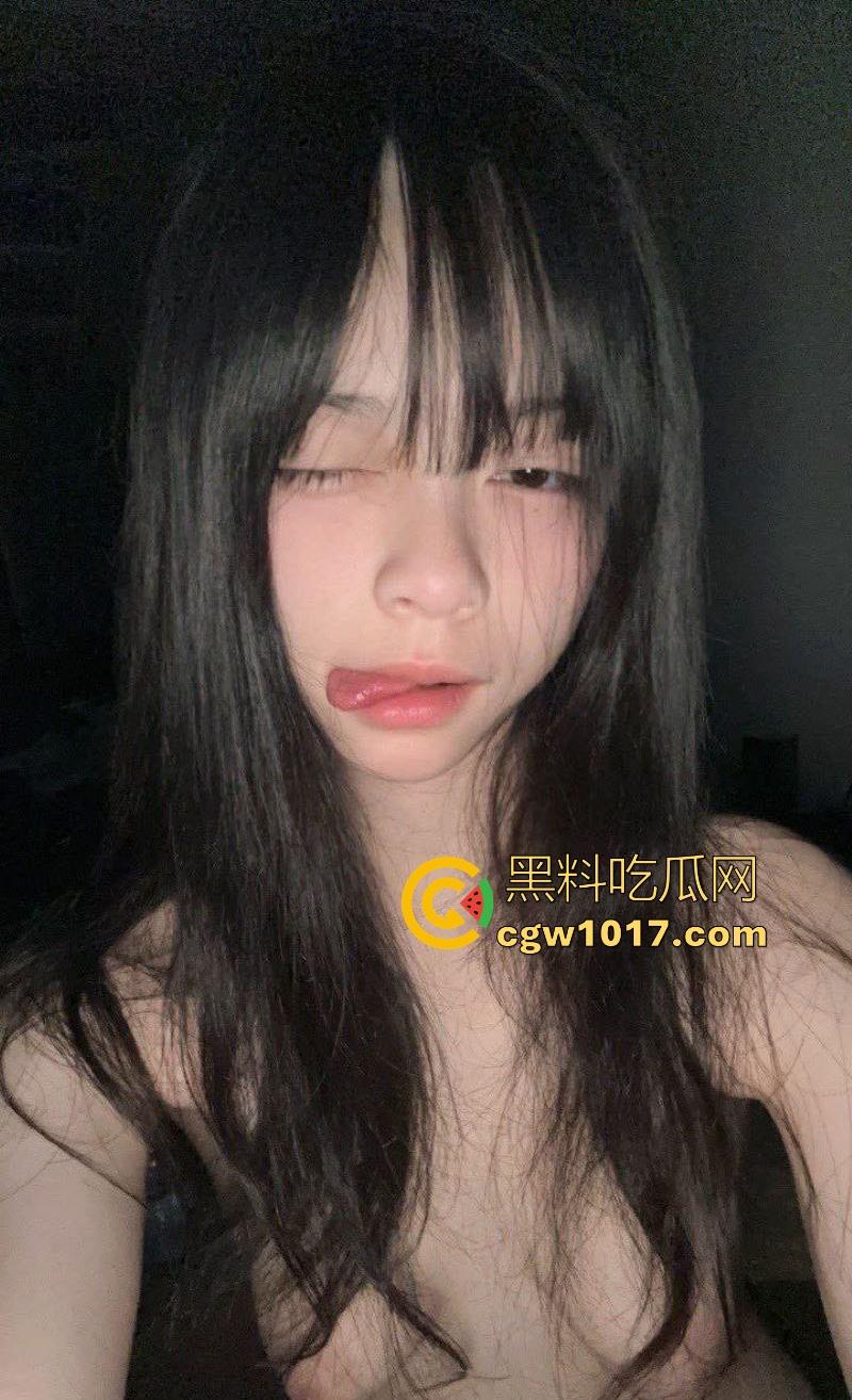 二次元妹妹的诱惑自慰，娇小身材C杯巨乳，软萌反差婊，露奶洗澡淫荡扭臀，粉嫩乳头被不停揉捏，这种谁看不硬啊！  第1张