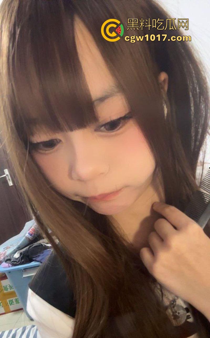 二次元妹妹的诱惑自慰，娇小身材C杯巨乳，软萌反差婊，露奶洗澡淫荡扭臀，粉嫩乳头被不停揉捏，这种谁看不硬啊！  第2张