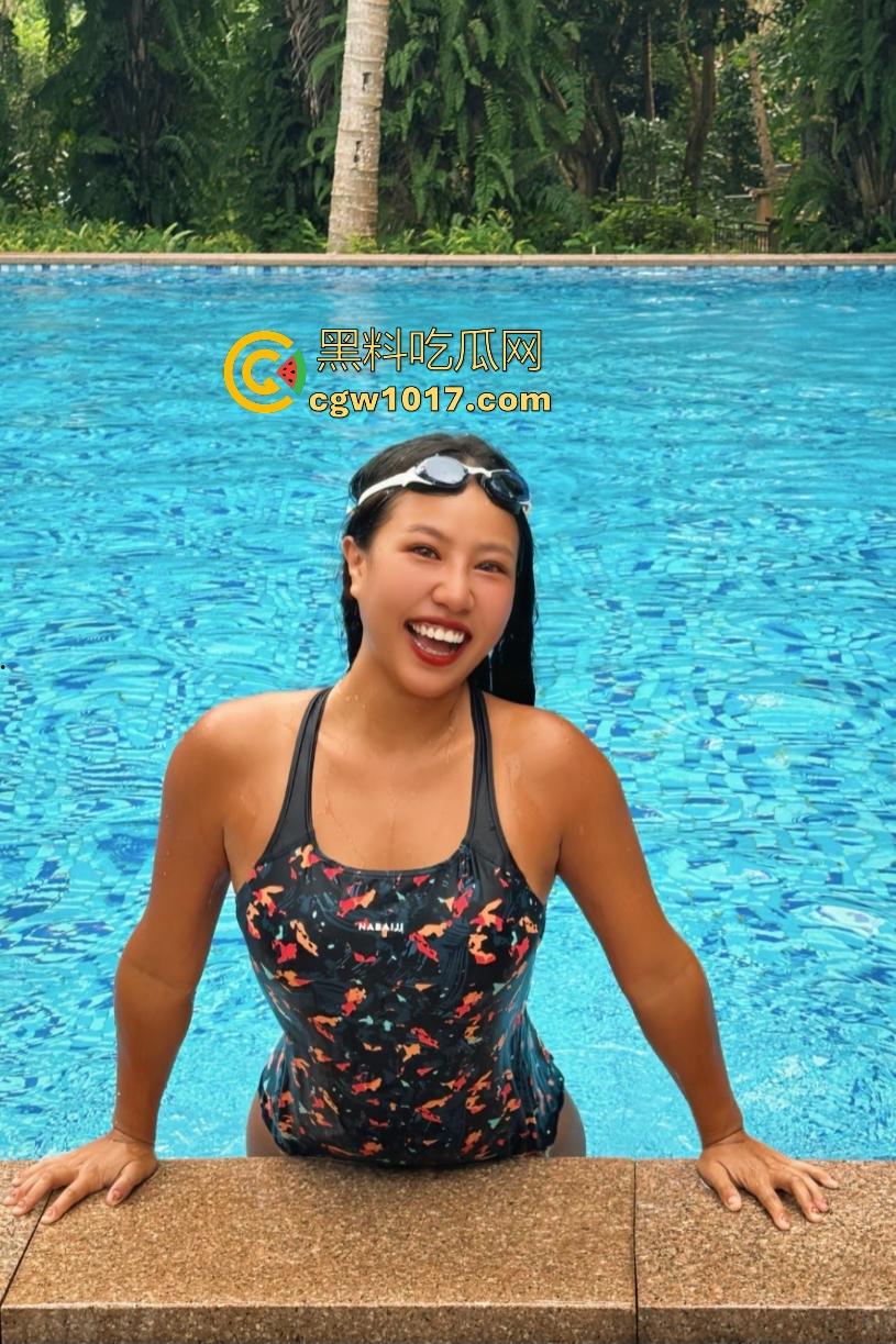 江边惊现白臀美女裸泳！脱衣屁股白到发光一堆人围观，老哥手机放大狂拍奶头隐约可见，我想知道这什么牌子的手机！  第1张