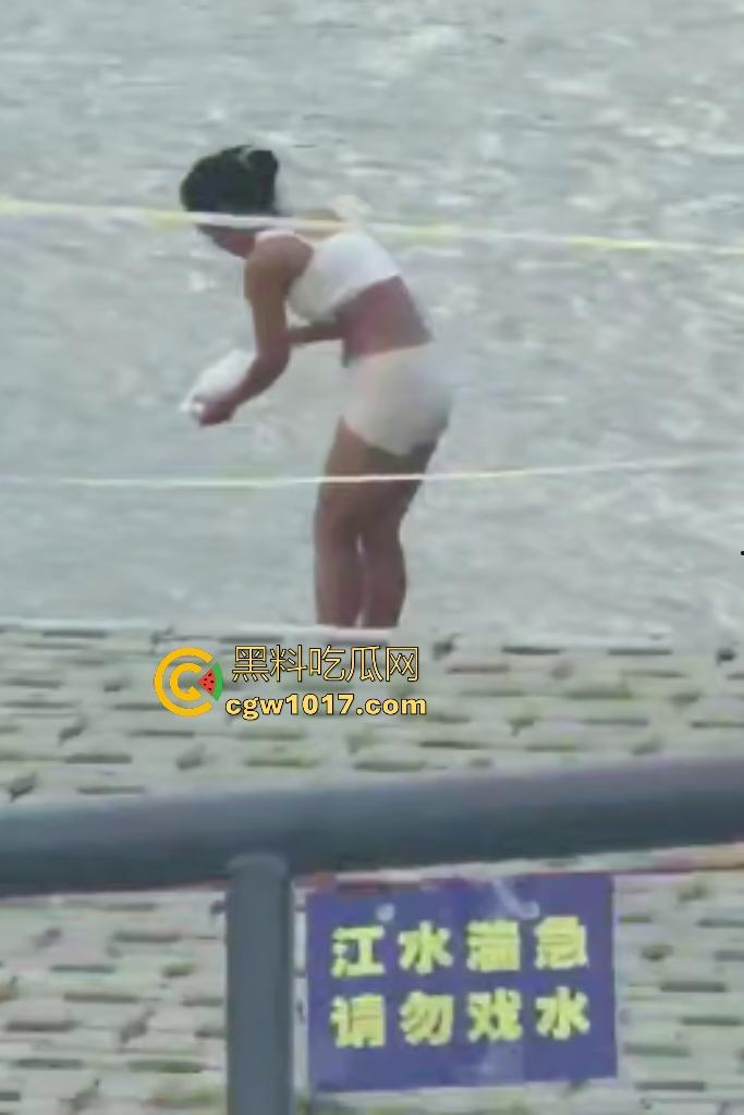 江边惊现白臀美女裸泳！脱衣屁股白到发光一堆人围观，老哥手机放大狂拍奶头隐约可见，我想知道这什么牌子的手机！  第3张