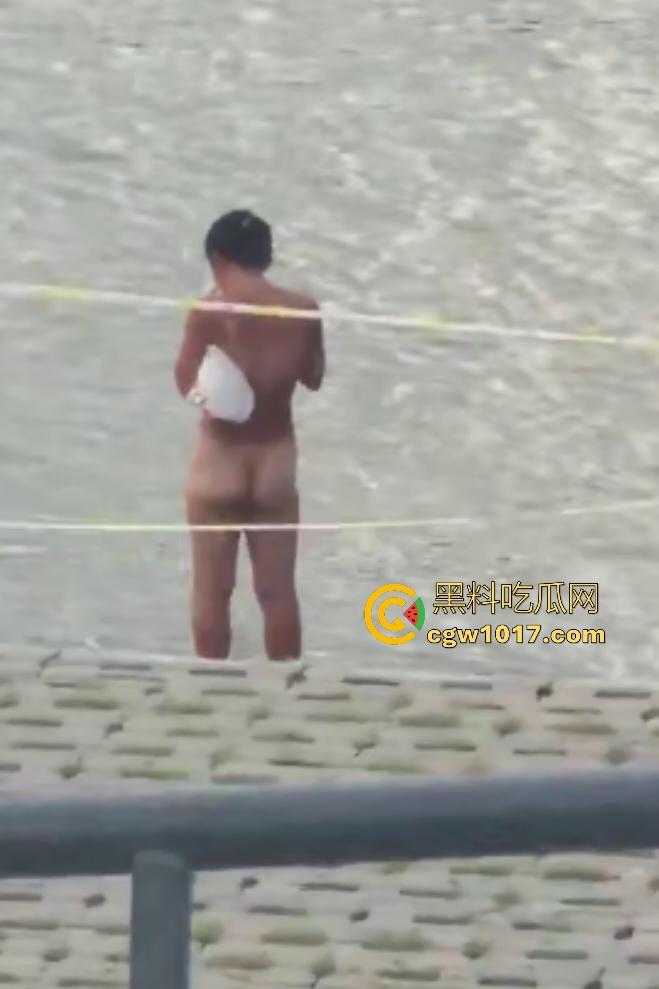 江边惊现白臀美女裸泳！脱衣屁股白到发光一堆人围观，老哥手机放大狂拍奶头隐约可见，我想知道这什么牌子的手机！  第7张