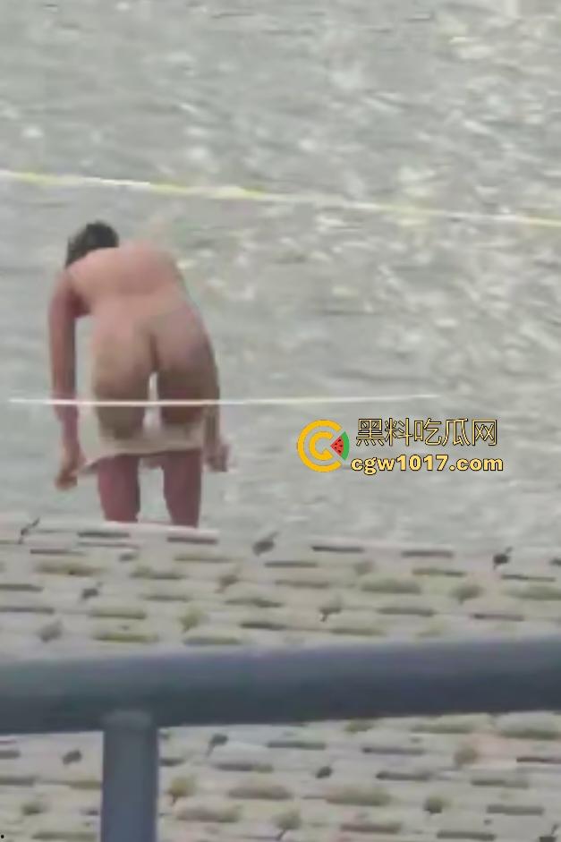 江边惊现白臀美女裸泳！脱衣屁股白到发光一堆人围观，老哥手机放大狂拍奶头隐约可见，我想知道这什么牌子的手机！  第4张