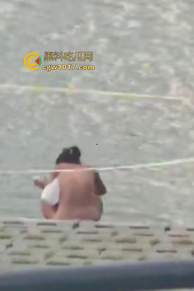 江边惊现白臀美女裸泳！脱衣屁股白到发光一堆人围观，老哥手机放大狂拍奶头隐约可见，我想知道这什么牌子的手机！  第8张