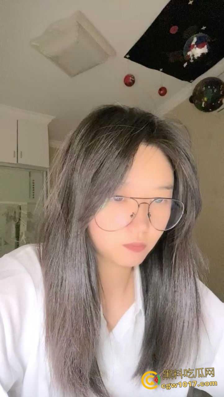 南京林业大学校花【何雯婷】，考研二战独居饥渴难耐，性感内裤塞个小玩具后继续学习，纯纯的清纯反差婊！  第4张