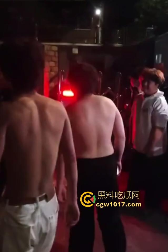 广西桂林谢霆锋1打4个C罗，只为争夺女友，谢霆锋没穿衣服被几个C罗当足球踢，真男人就要敢于单挑！  第1张