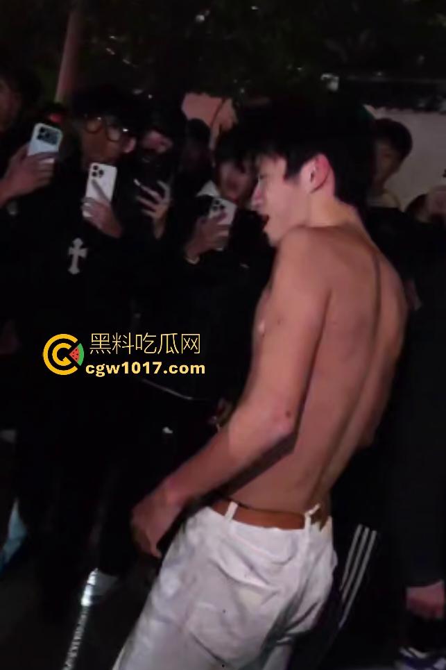 广西桂林谢霆锋1打4个C罗，只为争夺女友，谢霆锋没穿衣服被几个C罗当足球踢，真男人就要敢于单挑！  第7张