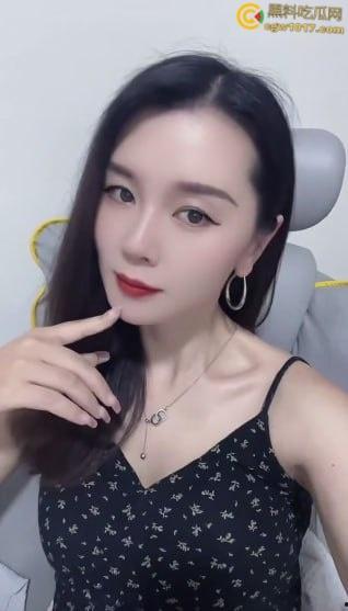 快手熟女少妇【恬恬】，私下约会金主视频流出，饥渴母狗开档丝袜疯狂骑乘，主动掰开粉穴任由抽插，叫声属实浪荡！  第2张