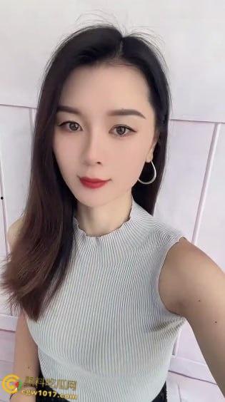 快手熟女少妇【恬恬】，私下约会金主视频流出，饥渴母狗开档丝袜疯狂骑乘，主动掰开粉穴任由抽插，叫声属实浪荡！  第3张
