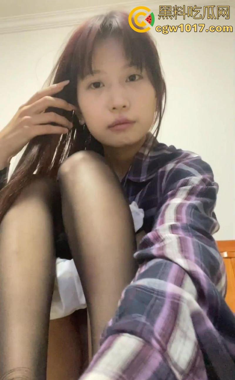 你的甜美女友向你发来视频裸聊！日常软萌撒娇+穿裙子嘟嘴，私下露脸自慰扣穴，粉嫩蜜桃臀扣到喷水！  第1张