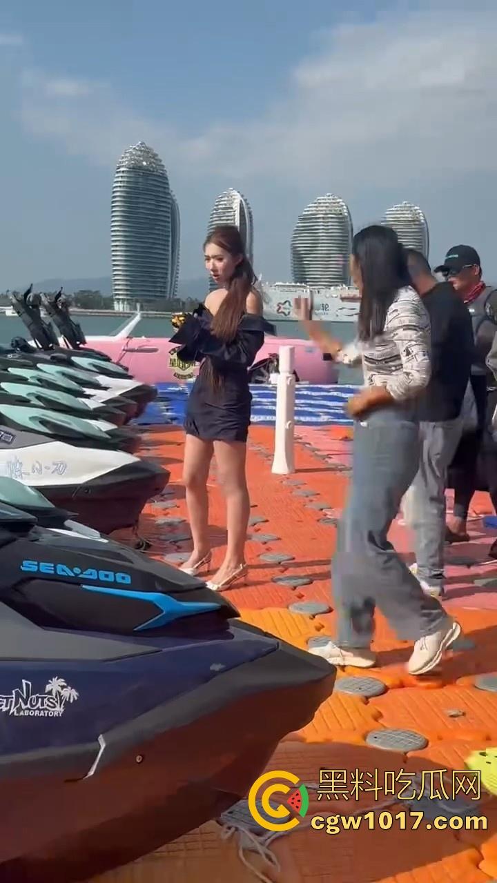 海南三亚钟情会所海边两大极品女现场撕逼，谁也不服谁直接开干，扯头发抓胸打起来丝毫不输男的，拦都拦不开！  第1张