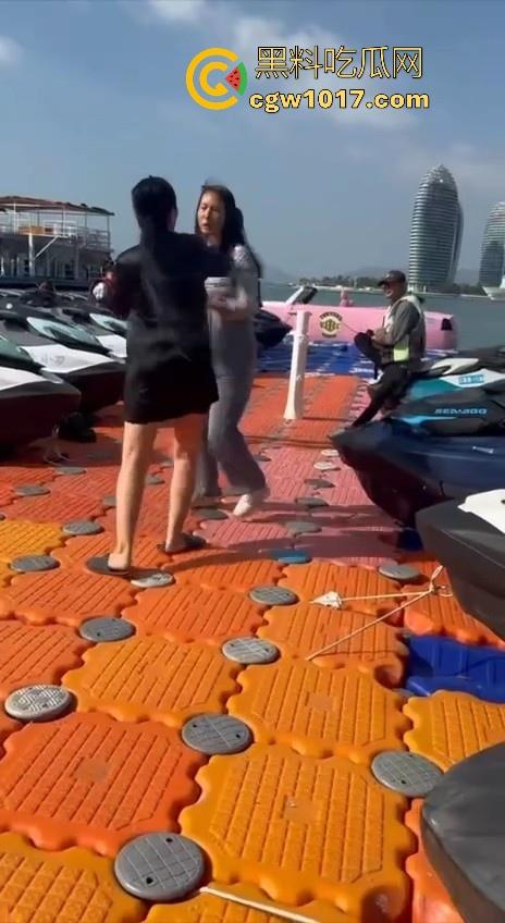 海南三亚钟情会所海边两大极品女现场撕逼，谁也不服谁直接开干，扯头发抓胸打起来丝毫不输男的，拦都拦不开！  第3张
