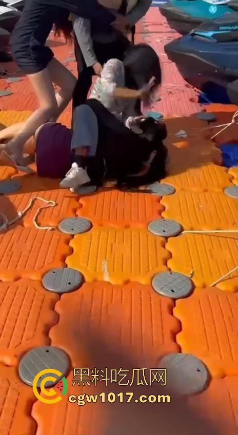 海南三亚钟情会所海边两大极品女现场撕逼，谁也不服谁直接开干，扯头发抓胸打起来丝毫不输男的，拦都拦不开！  第5张