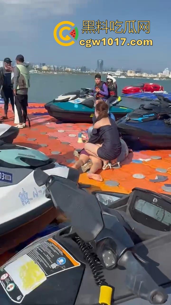 海南三亚钟情会所海边两大极品女现场撕逼，谁也不服谁直接开干，扯头发抓胸打起来丝毫不输男的，拦都拦不开！  第7张