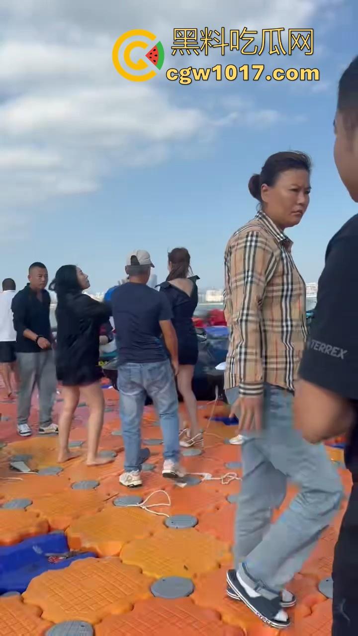 海南三亚钟情会所海边两大极品女现场撕逼，谁也不服谁直接开干，扯头发抓胸打起来丝毫不输男的，拦都拦不开！  第10张