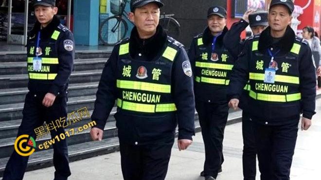 新疆男子勇斗城管!刀光闪烁,威风凛凛,城管悲惨跪地求饶,差点命丧黄泉! 第1张 新疆男子勇斗城管!刀光闪烁,威风凛凛,城管悲惨跪地求饶,差点命丧黄泉! 第1张