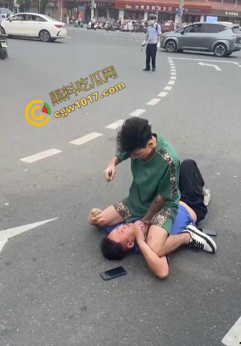 新疆男子勇斗城管!刀光闪烁,威风凛凛,城管悲惨跪地求饶,差点命丧黄泉! 第2张 新疆男子勇斗城管!刀光闪烁,威风凛凛,城管悲惨跪地求饶,差点命丧黄泉! 第2张