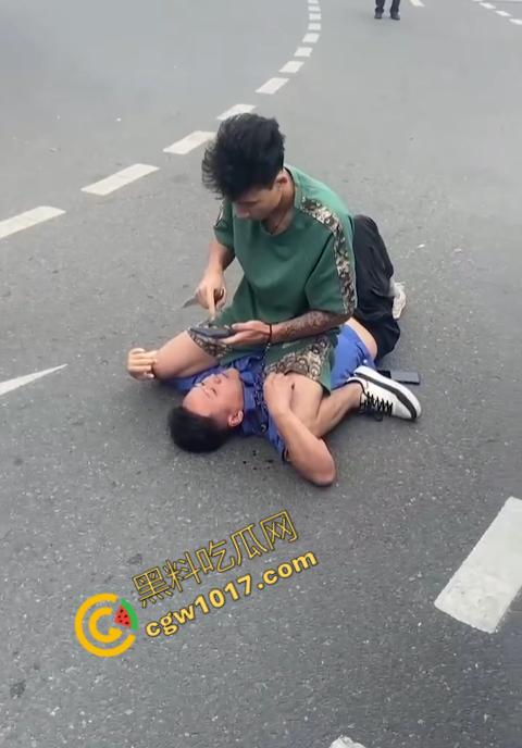 新疆男子勇斗城管!刀光闪烁,威风凛凛,城管悲惨跪地求饶,差点命丧黄泉! 第3张 新疆男子勇斗城管!刀光闪烁,威风凛凛,城管悲惨跪地求饶,差点命丧黄泉! 第3张