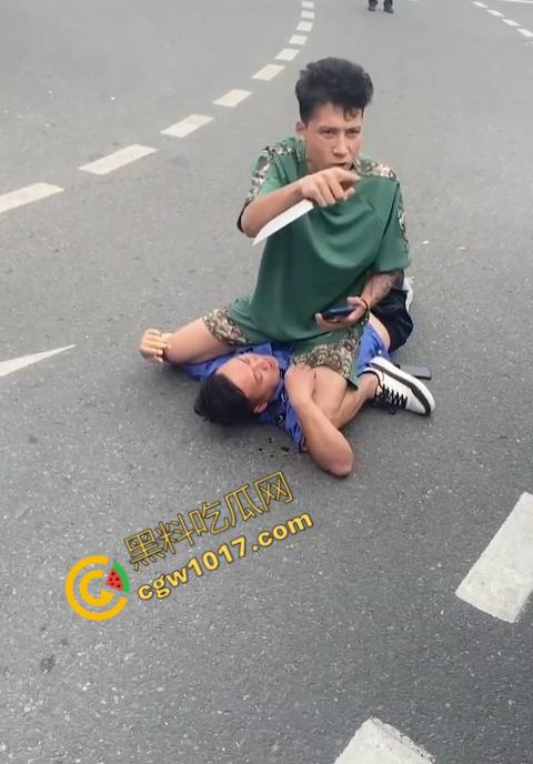 新疆男子勇斗城管!刀光闪烁,威风凛凛,城管悲惨跪地求饶,差点命丧黄泉! 第4张 新疆男子勇斗城管!刀光闪烁,威风凛凛,城管悲惨跪地求饶,差点命丧黄泉! 第4张