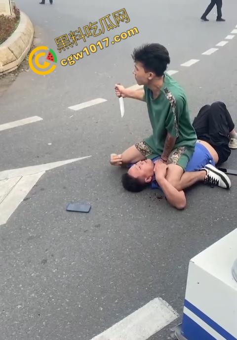 新疆男子勇斗城管!刀光闪烁,威风凛凛,城管悲惨跪地求饶,差点命丧黄泉! 第5张 新疆男子勇斗城管!刀光闪烁,威风凛凛,城管悲惨跪地求饶,差点命丧黄泉! 第5张