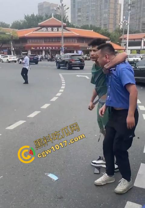 新疆男子勇斗城管!刀光闪烁,威风凛凛,城管悲惨跪地求饶,差点命丧黄泉! 第6张 新疆男子勇斗城管!刀光闪烁,威风凛凛,城管悲惨跪地求饶,差点命丧黄泉! 第6张