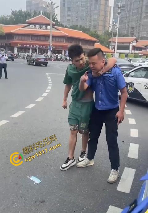 新疆男子勇斗城管!刀光闪烁,威风凛凛,城管悲惨跪地求饶,差点命丧黄泉! 第7张 新疆男子勇斗城管!刀光闪烁,威风凛凛,城管悲惨跪地求饶,差点命丧黄泉! 第7张