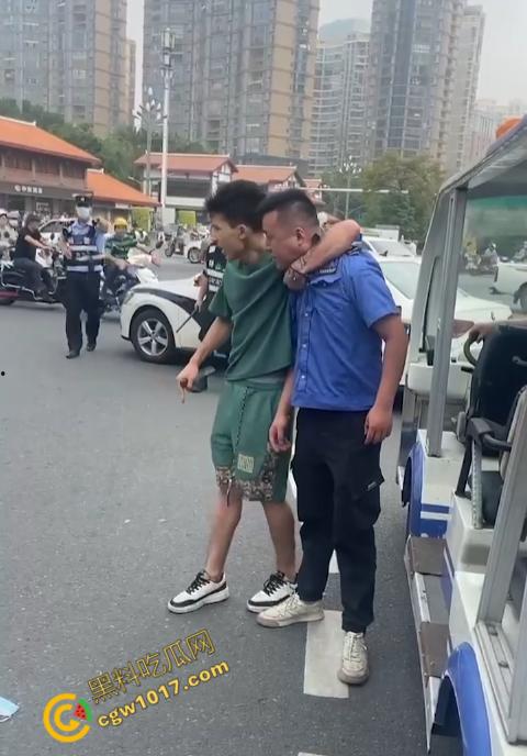 新疆男子勇斗城管!刀光闪烁,威风凛凛,城管悲惨跪地求饶,差点命丧黄泉! 第8张 新疆男子勇斗城管!刀光闪烁,威风凛凛,城管悲惨跪地求饶,差点命丧黄泉! 第8张