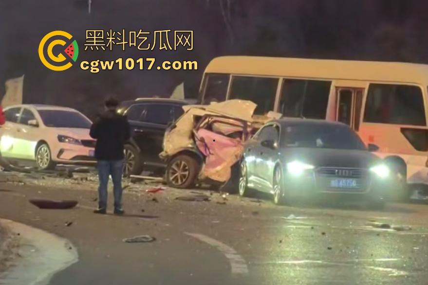 11月20日河北张家口崇礼区重型吊车失控连撞多车，滑雪季雪路结冰使多人受伤，现场就如灾难片！  第1张