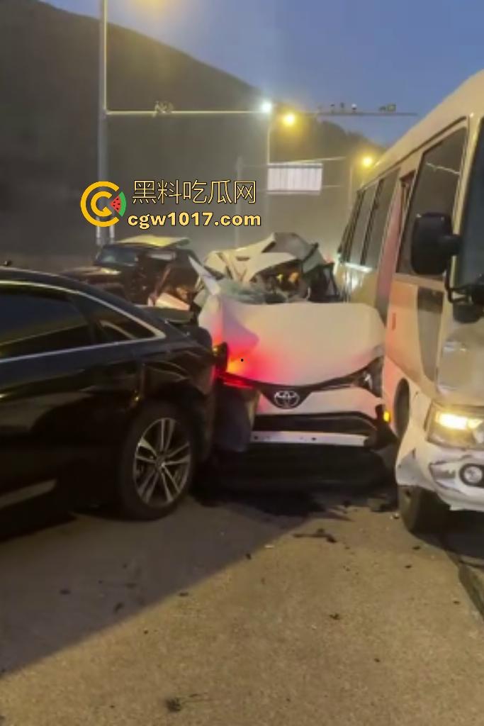 11月20日河北张家口崇礼区重型吊车失控连撞多车，滑雪季雪路结冰使多人受伤，现场就如灾难片！  第2张